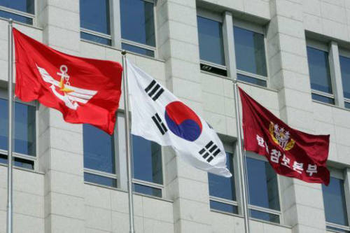 군이 장군들의 잇따른 성폭력 사건과 기무사 계엄령 검토 문건 파문으로 흔들리고 있다. 연합뉴스