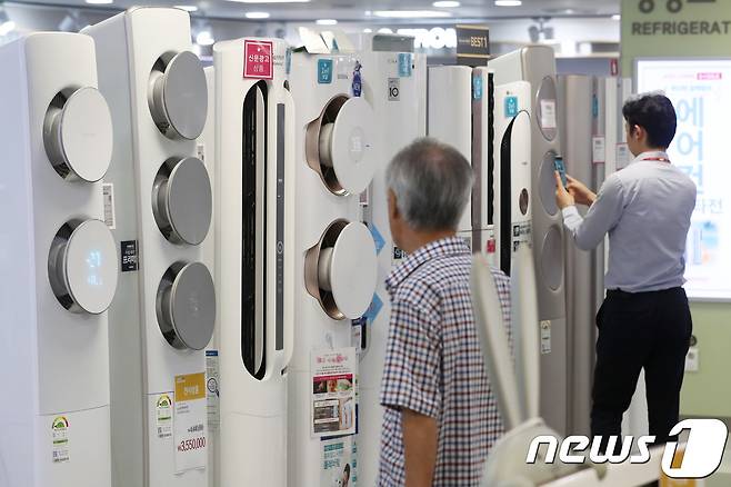 30일 서울의 한 대형 전자제품 판매점에서 고객들이 에어컨을 살피고 있는 모습. 2018.7.30/뉴스1 © News1 임세영 기자