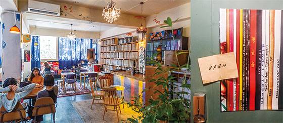 지난 4월 을지로 인쇄골목에 문을 연 LP바 ‘평균율’ 간판은 두꺼운 철문에 붙어 있는 포스터 한 장이 전부다. 낮에는 커피를, 저녁 이후에는 싱글몰트 위스키를 판매하는 카페 겸 바로 운영한다. <사진 : 최영재 기자>