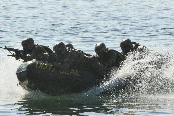 해군 특수전전단(UDT/SEAL) 대원들이 해상침투 훈련을 하는 모습./김종호 기자