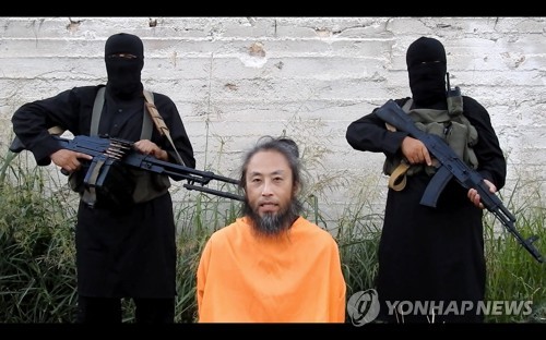 시리아 무장단체 억류 日언론인 영상 공개 (도쿄 교도=연합뉴스) 시리아 무장단체에 억류된 것으로 알려진 일본인 프리랜서 언론인 야스다 준페이(安田純平·44)씨가 출연하는 동영상의 한 장면. 지난달 31일 '시리아의 일본인 인질로부터의 호소'라는 제목으로 공개된 이 영상에서 한 남성은 일본어로 스스로를 '한국인'이라고 소개하면서 도와줄 것을 호소했다. 2018.8.1