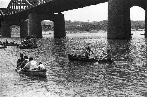 한강 인도교와 물놀이, 1952 (임인식 촬영) [서울시 제공]