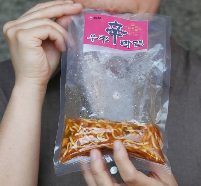 우주에서 라면을 먹을 때는 빨아서 먹어야 한다. 사진 박미향 기자