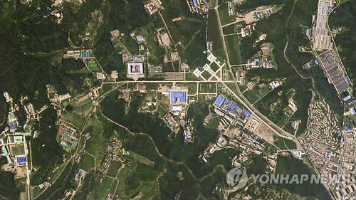 "北, 평양인근 산음동서 새 ICBM 작업중" (워싱턴DC 로이터/Planet Labs Inc=연합뉴스) 미국 신문 워싱턴포스트(WP)는 익명의 정보당국 관계자를 인용, 북한이 평양 외곽에 있는 산음동의 한 대형 무기공장에서 액체연료를 쓰는 대륙간탄도미사일(ICBM)을 제조 중인 것으로 파악됐다고 30일(현지시간) 보도했다. 로이터통신도 익명의 미 정부 고위 관료를 인용해 미국의 정찰 위성이 지난해 ICBM을 생산했던 북한 공장에서 새로운 움직임, 즉 시설 안팎으로 차량들이 움직이는 모습을 포착했다고 전했다. 사진은 29일 미국 위성 사진에 잡힌 북한 산음동 미사일 생산 시설의 모습. bulls@yna.co.kr