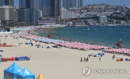 피서객 어디에 해운대 극성수기 맞나 (부산=연합뉴스) 조정호 기자 = 2일 부산 해운대해수욕장 모습. 8월초는 여름방학과 휴가철이 겹쳐 극성수기 이지만 물놀이를 하는 해변 부근에만 파라솔이 설치돼 있고 대부분의 백사장이 비어있다. 2018.8.2 ccho@yna.co.kr