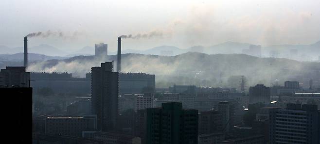 북한 평양시 평천구역에 있는 평양화력발전소 굴뚝에서 연기가 나고 있다. 석탄을 주 연료로 때는 이 발전소 연기는 평양 대기오염의 주된 원인이다. 이 발전소는 1965년 옛 소련의 지원으로 건설됐다. [중앙포토]