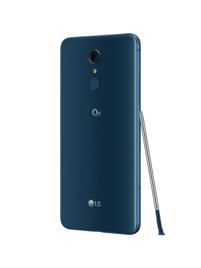 LG Q8(후면)