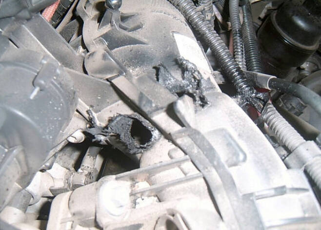 한 지방 정비센터에 입고된 BMW 디젤 차량의 구멍 난 흡기다기관(Manifold) 모습.