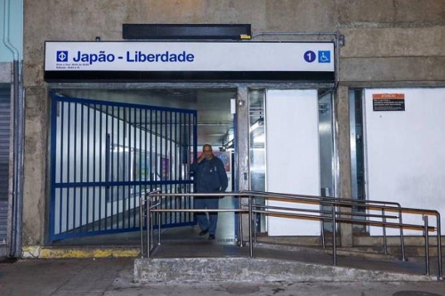 상파울루 시내 지하철역의 이름이 '치라덴치스'에서 '일본-치라덴치스'로 바뀌었다. [브라질 일간지 폴랴 지 상파울루]