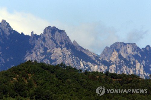 동해안 최북단 통일전망대에서 바라본 금강산 자락 [연합뉴스 자료사진]
