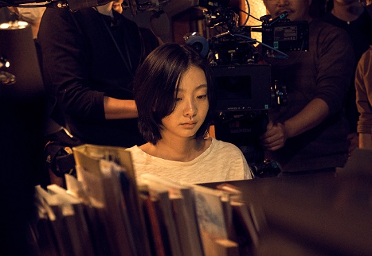 영화 <마녀>의 촬영현장에서 주인공역을 맡은 김다미가 모니터를 보고 있다.