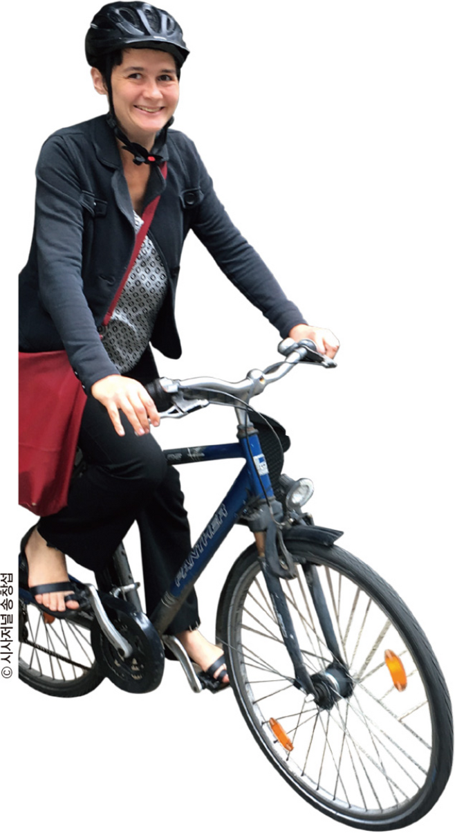 다니엘라 콜베 의원은 평소 수행원 없이 혼자 자전거를 타고 지역구를 돌아다닌다