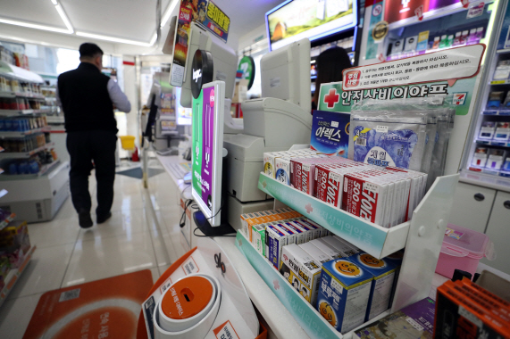 서울 시내 한 편의점 매장에 타이레놀 등 안전상비약품들이 진열돼 있다. (사진=연합뉴스)