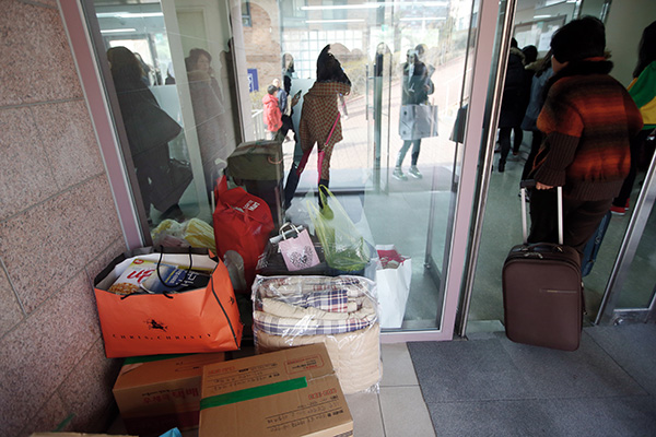 ⓒ연합뉴스 2015년 3월1일 서울의 한 대학 기숙사에 입소하는 학생과 가족이 짐을 옮기고 있다.