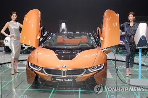 부산 모터쇼에 출시된 BMW의 플러그인 하이브리드카 i8 로드스터 [부산=연합뉴스]