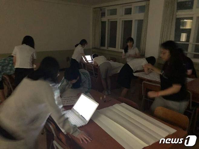 부산국제외고의 일반고 전환에 반대하며 대자보를 쓰고 있는 학생들.© News1