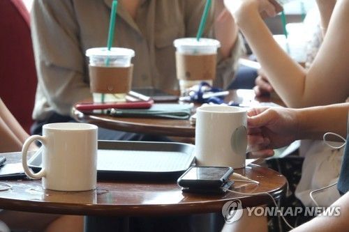 지난 2일 오후 서울 시내 한 카페 내에서 고객들이 머그잔과 일회용 컵을 이용하고 있다. 사진=연합뉴스