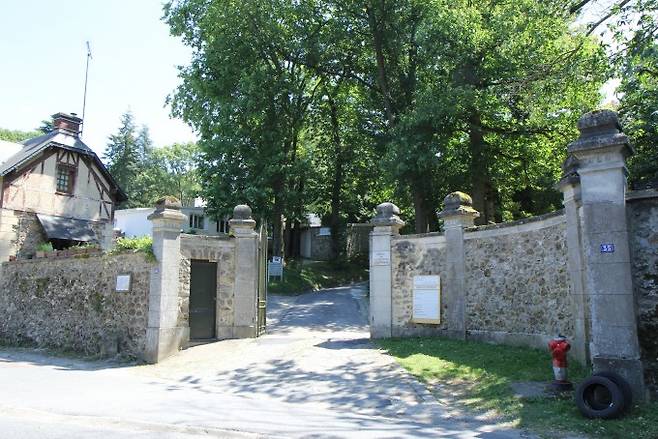 프랑스 파리 남부에 위치한 고등과학원 IHÉS 입구의 모습. 얼핏 보기에 공원처럼 보인다- 조혜인 기자 제공