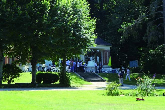 IHÉS는 ‘뛰어난 연구자들의 완전한 자유로운 연구’를 지향한다. 자연이 어우러진 좋은 환경에서 연구자들끼리 자연스럽게 대화하고 토론하는 걸 독려해서인지 실제로 연구실 밖에서 만날 수 있는 연구자가 많았다. - 조혜인 기자 제공