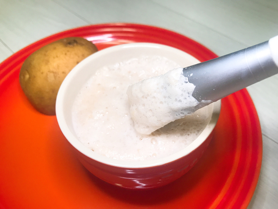 브러시를 이용해 강판에 간 감자를 빨갛게 달아오른 피부 부위에 바른다. 밀가루를 한두 스푼 섞으면 더 잘 달라붙는다.