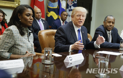 2017년 2월1일 백악관에서 트럼프 대통령과 자리를 같이한 오마로사 뉴먼