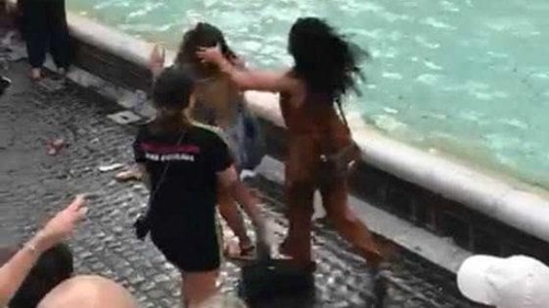 이탈리아 로마의 명소 트레비분수 앞에서 두 여성 관광객이 '셀피' 자리다툼으로 몸싸움을 벌이고 있다. [일간 라 레푸블리카 홈페이지]