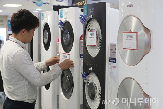 30일 서울의 한 대형 전자제품 판매점에서 직원이 에어컨에 판매완료 안내문을 붙이고 있다./사진=뉴스1