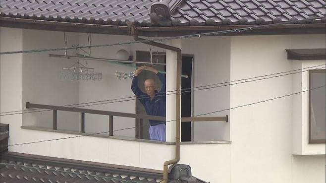 침수 지역에서 구조를 기다리는 일본 노인
