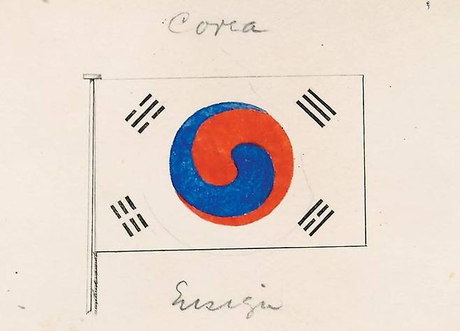 이태진 서울대 명예교수가 최근 미국 워싱턴 국회도서관 소장‘슈펠트 문서 박스’에서 발견한 태극기. 역관 이응준이 제작해 1882년 5월 22일 제물포에서 열린 조·미 수호 통상조약 조인식에 성조기와 함께 걸렸던 조선 국기임이 확실시된다. /이태진 명예교수