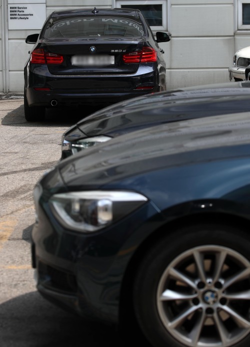 BMW 리콜 대상 차량에 대한 운행정지 명령이 내려진 14일 서울 시내의 한 BMW 서비스센터에 차량들이 주차돼있다. 뉴시스