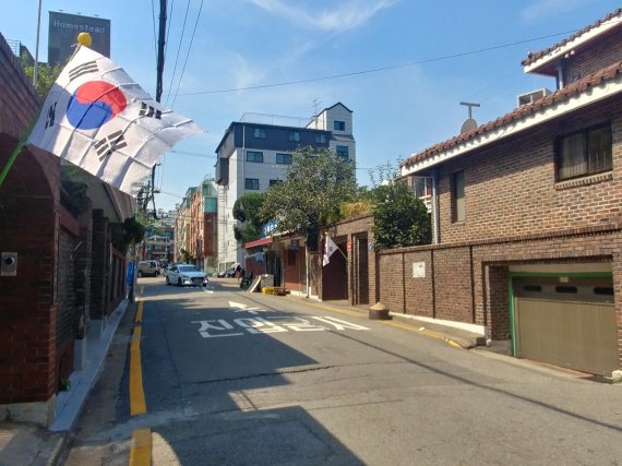 15일 오전 서울 영등포구 한 주택가에 태극기 단 두 개가 걸려있다./사진=김유아 기자