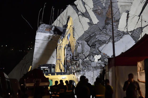 14일 밤(현지시간) 구조대원들이 참사현장에서 야간 수색작업을 하고 있다.[로이터=연합뉴스]