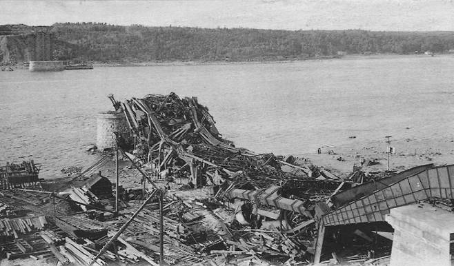 1907년 8월 캐나다 퀘벡주의 퀘벡교 일부가 무너진 모습. 위키피디아