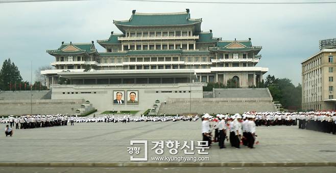북한에서는 ‘조국해방기념일’로 부르는 광복절인 15일 평양 시내 김일성광장에서 조선민주주의인민공화국 창건기념일(9·9절) 행사 준비가 한창이다. 평양 | 김진호 국제전문기자