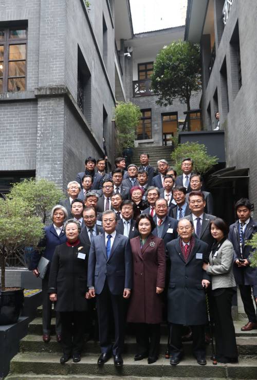 지난해 12월 방중 중 임시정부 청사를 찾은 문재인 대통령 내외와 독립유공자들. 연합뉴스