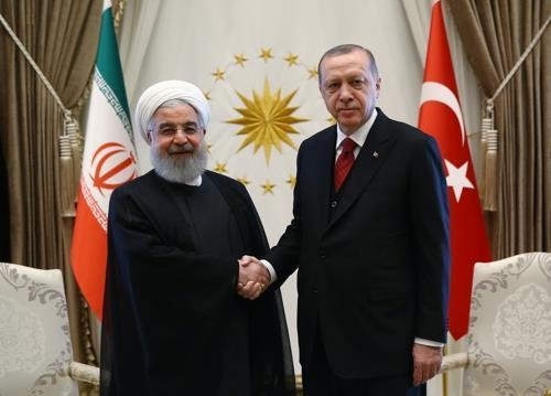 올해 4월 하산 로하니 이란 대통령(왼쪽)과 레제프 타이이프 에르도안 터키 대통령의 정상회담 모습 [EPA=연합뉴스]