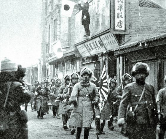 하얼빈에 입성하는 일본군. 관동군은 와카쓰키 내각의 확전불가 방침을 비웃듯 하얼빈에 입성했다. [사진제공=사진가 권태균]