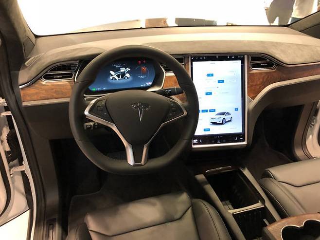테슬라 모델 X 실내 모습.