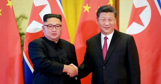 김정은 북한 국무위원장(왼쪽)은 지난 6월 19일 베이징에 도착, 시진핑(習近平) 중국 국가주석과 만났다. [노동신문]