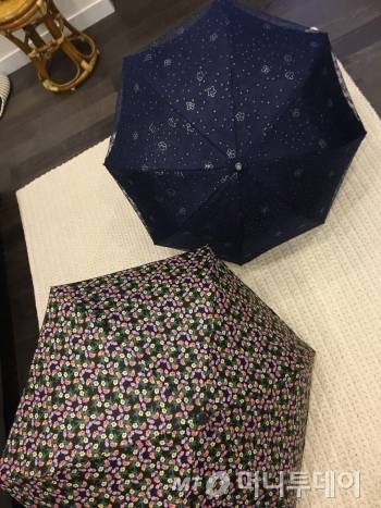 장모님이 운동 가실 때 드는 양산 2종 세트. 레이스와 꽃무늬 중 뭘 들까 고민하다 '꽃무늬 양산'으로 택했다./사진= 남형도 기자