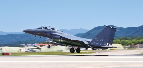 공군 F-15K 전투기가 타우러스 장거리 공대지 미사일을 탑재한 채 이륙하고 있다. 타우러스시스템스 제공