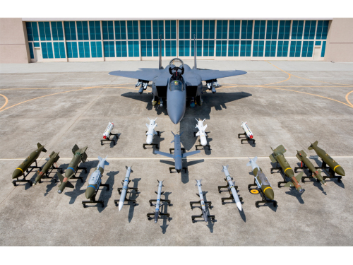 공군 F-15K 전투기에 탑재되는 항공무장들. 공군 제공