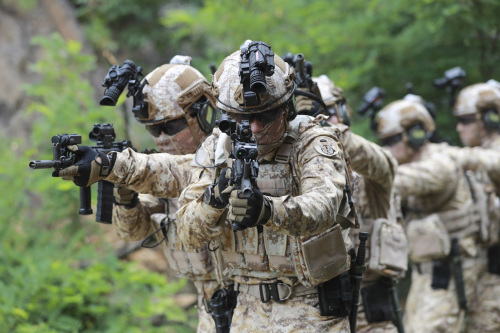 워리어플랫폼을 장착한 육군 장병들이 훈련장에서 전술훈련을 실시하고 있다. 육군 제공