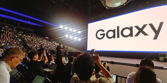 지난 9일(현지시간) 미국 뉴욕의 바클레이스 센터(Barclays Center)에서 '삼성 갤럭시 언팩(Unpacked) 2018' 행사에서 갤럭시노트9의 공개를 앞두고 초대형 디스플레이에 '갤럭시(Galaxy)'라는 글자가 소개되고 있다.