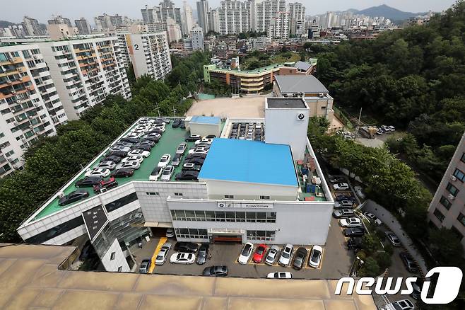 20일 오후 서울 시내의 한 BMW 서비스센터를 내려다 본 모습. 리콜 대상 차량들로 붐비고 있다.2018.8.20/뉴스1 © News1 이승배 기자