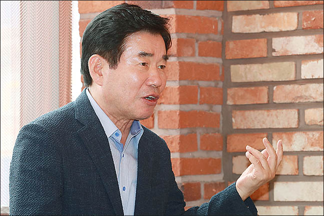 더불어민주당 대표에 도전한 김진표 의원이 20일 오후 데일리안과 인터뷰를 갖고 있다. ⓒ데일리안 류영주 기자
