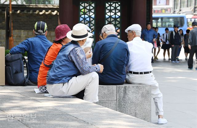 서울 종로구 탑골공원에서 노인들이 모여 이야기를 나누고 있다. 배우한 기자