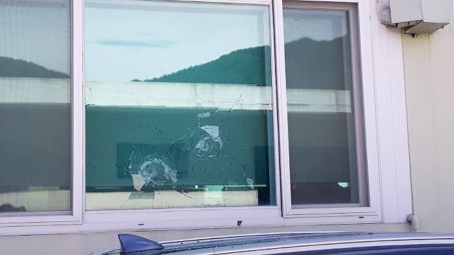 21일 오전 70대 남성이 엽총을 난사해 직원 2명이 사망한 경북 봉화군 소천면사무소의 창문이 총탄 구멍이 난 채 깨져 있다. 연합뉴스