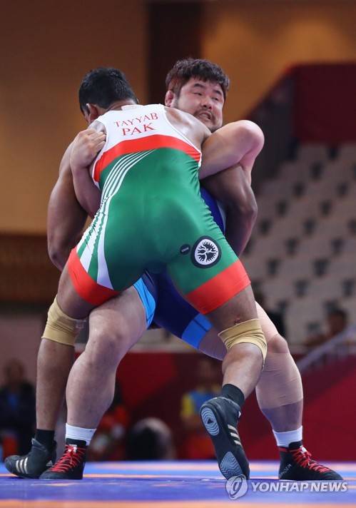 '넘어갈 준비 됐지?' '넘어갈 준비 됐지?' (자카르타=연합뉴스) 김주성 기자 20일 오후(현지시간) 인도네시아 자카르타 컨벤션센터에서 열린 2018 자카르타-팔렘방 아시안게임 레슬링 자유형 남자 125kg급 동메달 결정전에서 남경진이 파키스탄 타얍 라자를 상대로 공격을 펼치고 있다. 2018.8.20 utzza@yna.co.kr (끝)