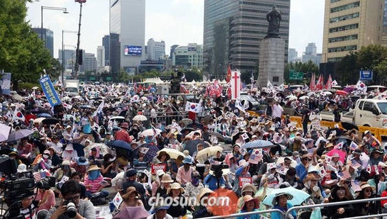지난 15일 오후 서울 종로구 교보생명빌딩 앞에서 열린 ‘건국 70주년 기념식 및 8·15 국가해체세력 규탄 범국민대회’에 참석한 보수단체 회원들이 집회하고 있다./고운호 기자